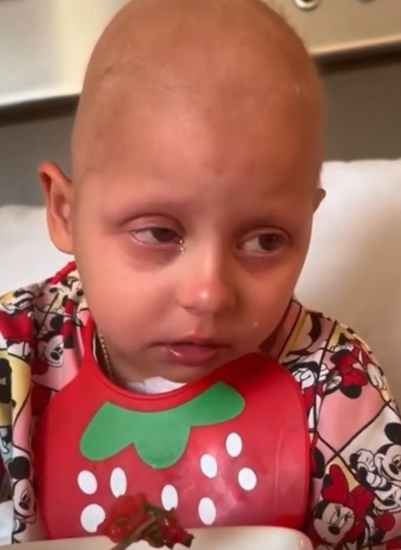 Davi Miguel durante uma internação hospitalar, ainda muito pequeno, em tratamento contra o câncer